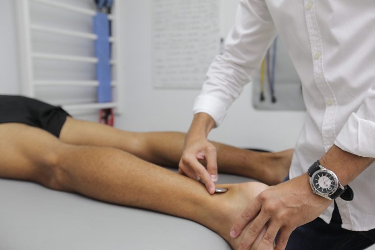 fizjoterapia pomaga w rehabilitacji po kontuzji sportowej